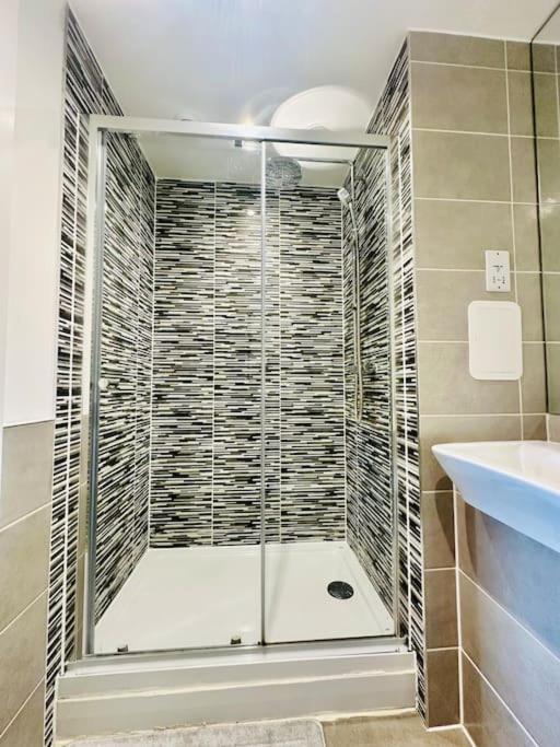 Stylish In Zone 2 Апартаменты Лондон